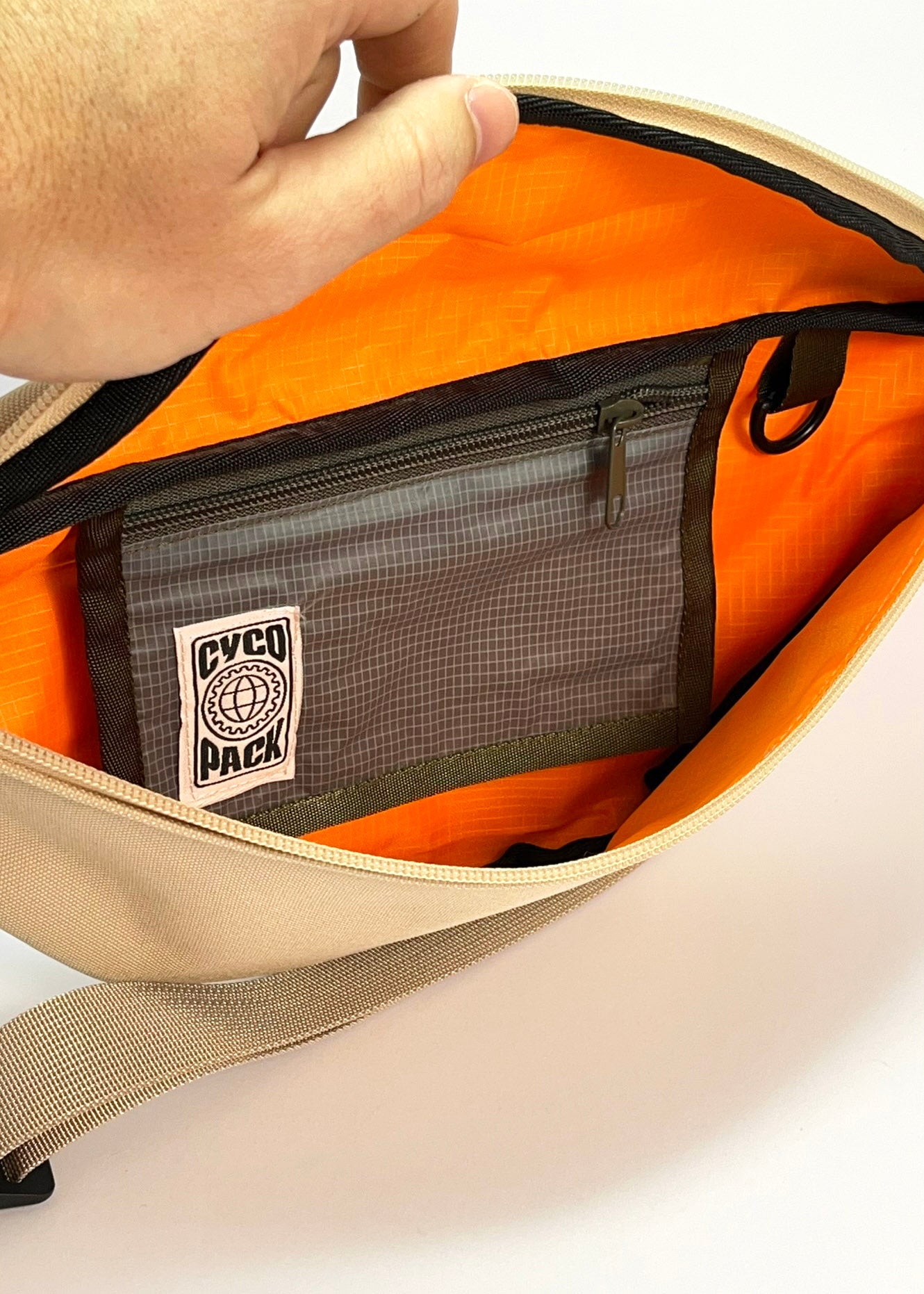 Bright inner ripstop fabric, inner pocket and inner keychain attachment